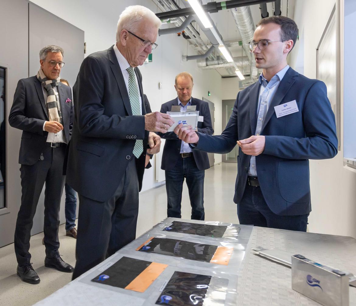 Tour of production research with Winfried Kretschmann