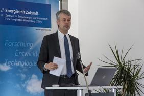 Steffen Bilger, Staatssekretär im Bundesverkehrsministerium, am ZSW Ulm