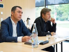 Cem Özdemir und Robert Habeck in der Diskussion