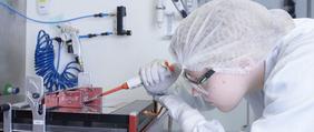 ZSW-Forscherin bei der Herstellung von Perowskit-Solarzellen. (Foto: ZSW)