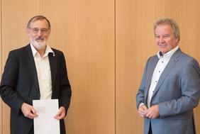 Prof. Dr. Andreas Bett, Institutsleiter Fraunhofer ISE, mit Umweltminister Franz Untersteller bei der Übergabe des Förderbescheids