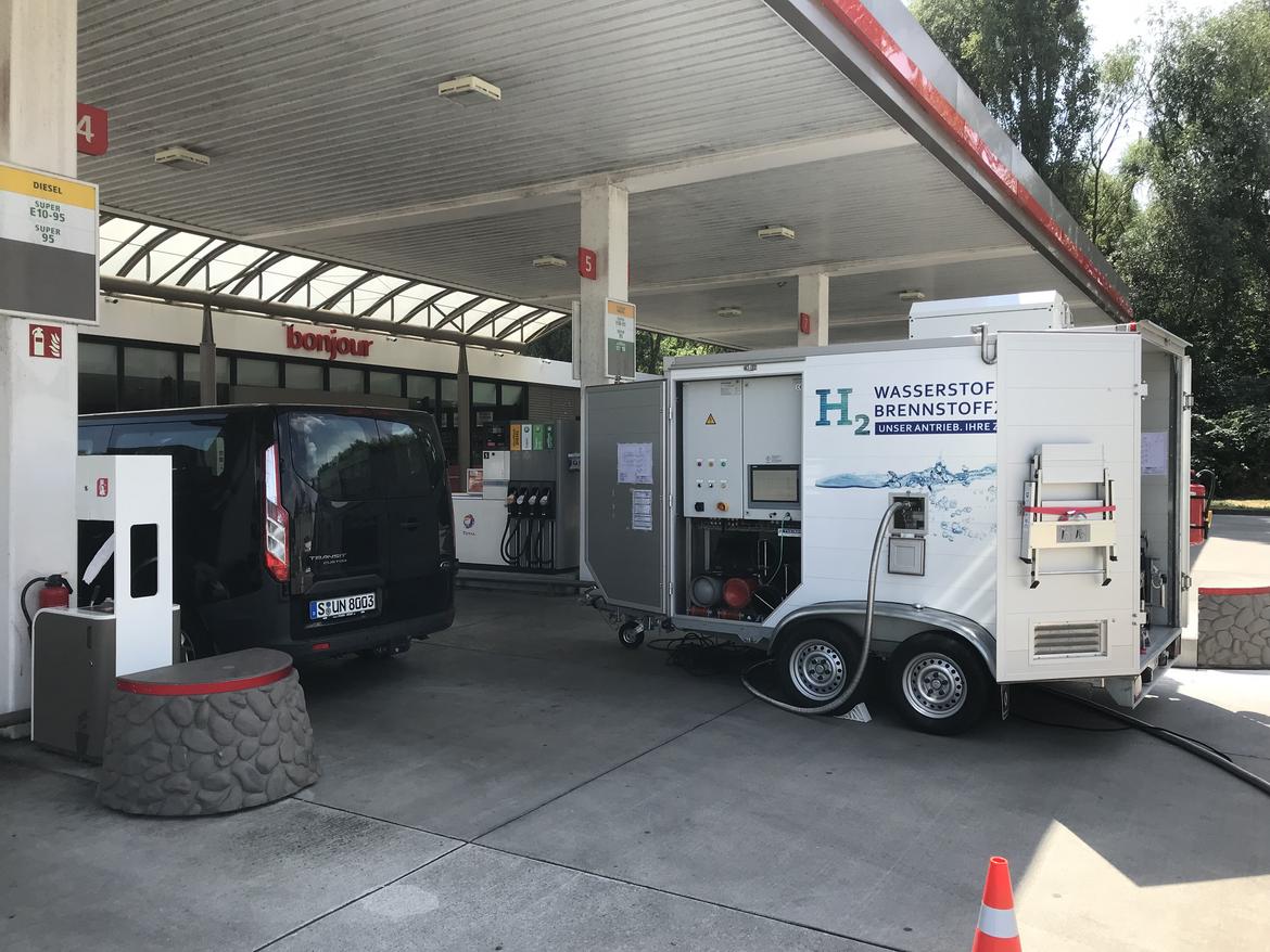 Acceptance tests at a hydrogen refueling station with the ZSW Fueling Station Test Module.