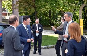 Delegation mit Ronja Kemmer MdB (r.) und Dr. Stefan Kaufmann (2. v. l.) am ZSW in Ulm.