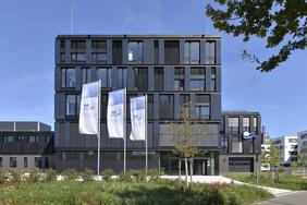 Frontalansicht des ZSW-Institutsgebäudes. Foto: ZSW / www.hochbau-fotografie.de