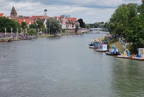 „Ulmer Fake News“: Trotz kühlem  und wechselhaftem Wetter zog es Ulmer ZSW´ler zum zweiten Mal mit offiziellem Themenboot  ins Nass der Donau.