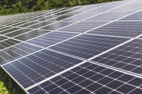 Erneuerbare Energien, wie hier die Photovoltaik, müssen künftig mit weit größerer Dynamik ausgebaut werden. (Foto: EnBW)