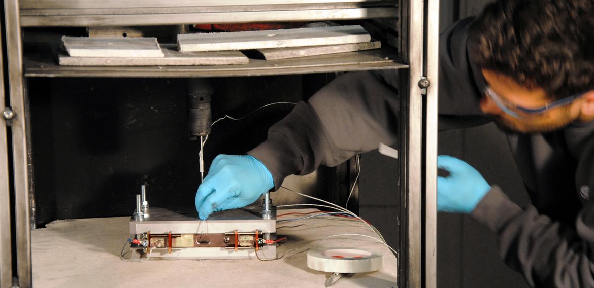 Vorbereitung einer PHEV-1-Zelle zum Nageltest. Bild: ZSW/Bosa