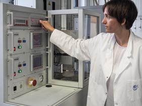 ZSW-Forscherin bei der Analyse des Ascheprodukts aus der Klärschlammverbrennung. Foto: ZSW