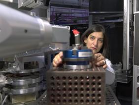 Dr. Neelima Paul justiert die zu untersuchende Batterie am Instrument STRESS-SPEC © Wenzel Schürmann/ TUM