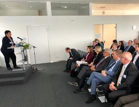 Bundesforschungsministerin Anja Karliczek besucht Ulmer Batterieforschung im ZSW.