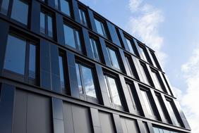 Gebäudeintegrierte Photovoltaik: CIGS-Dünnschichtmodule an der Fassade des ZSW-Institutsgebäudes in Stuttgart. Foto: ZSW