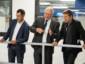 Cem Özdemir und Robert Habeck mit ZSW-Vorstand Michael Powalla beim Laborrundgang