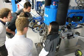 Besichtigung der industriellen Fertigungstechnik für Lithium-Ionen-Zellen am ZSW.