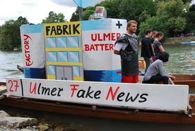 „Ulmer Fake News“: Trotz kühlem  und wechselhaftem Wetter zog es Ulmer ZSW´ler zum zweiten Mal mit offiziellem Themenboot  ins Nass der Donau.