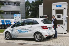 Fueling of a Fuel Cell car at the H2-station at ZSW in Ulm.