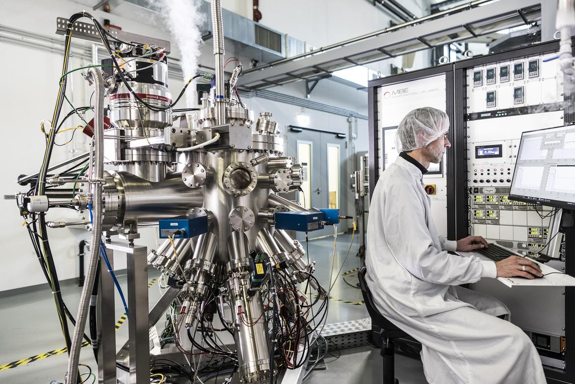Laboranlage am ZSW zur Entwicklung neuartiger und langzeitstabiler, flexibler Solarmodule.