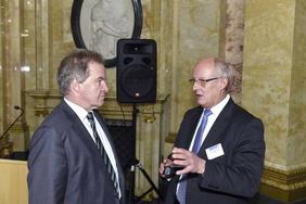 Umweltminister Franz Untersteller (links) und Prof. Frithjof Staiß, geschäftsführendes Vorstandsmitglied des ZSW, im Gespräch.