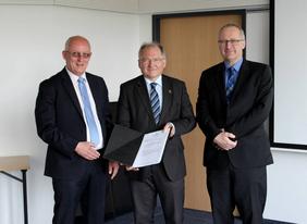 Staatssektretär Peter Hofelich (Mitte) überreicht den ZSW-Vorständen Prof. Frithjof Staiß (links) und Prof. Michael Powalla den Bewilligungsbescheid. Foto: ZSW