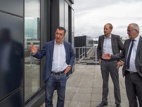 Cem Özdemir begutachtet die Solarfassade des ZSW