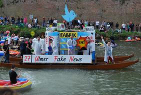 „Ulmer Fake News“: Trotz kühlem  und wechselhaftem Wetter zog es Ulmer ZSW´ler zum zweiten Mal mit offiziellem Themenboot  ins Nass der Donau.