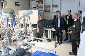 Führung in einem Labor des Helmholtz-Instituts Ulm (Foto: Elvira Eberhardt)