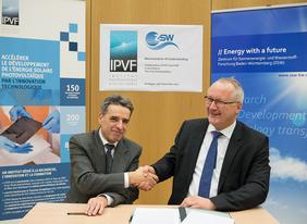 Jean-François Minster, Präsident des IPVF, und Michael Powalla, ZSW-Vorstandsmitglied, bei der Unterzeichnung der Absichtserklärung am ZSW in Stuttgart. (Foto: ZSW)