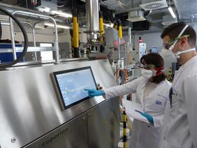 Im Forschungsprojekt erforscht das ZSW mit drei Industriepartnern die Extruder-basierte Herstellung von Elektroden mit umweltverträglichen und hochkapazitiven Materialien, ohne den Einsatz von toxischem NMP.
