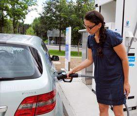 Brennstoffzellen-Fahrzeug tankt an der Wasserstoff-Tankstelle am ZSW in Ulm. Fotos: ZSW