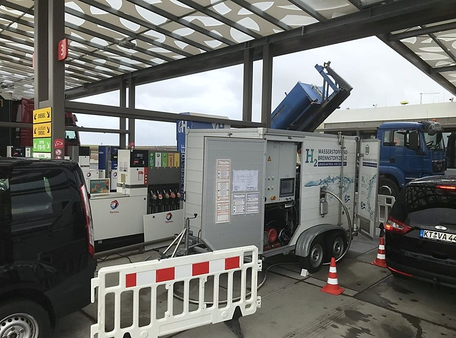 Acceptance tests of hydrogen refueling stations often take place in noisy and narrow conditions and with polluted air.